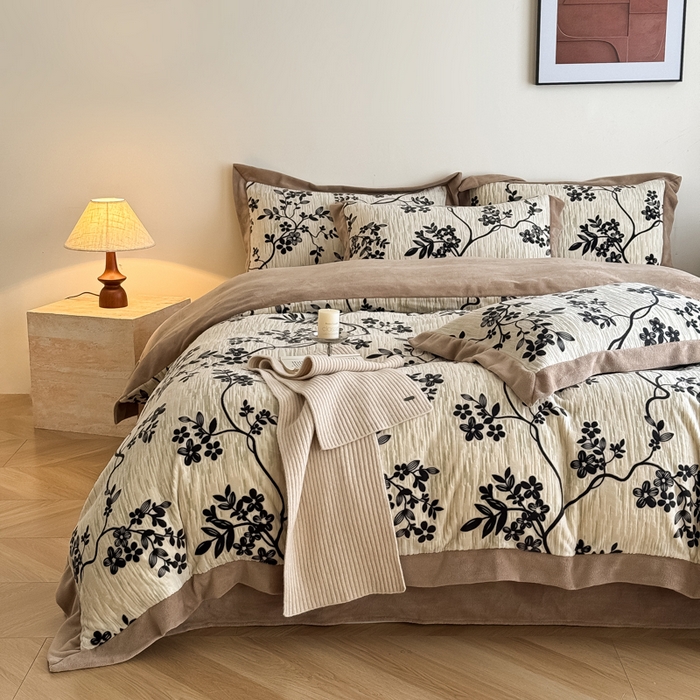 91家纺网 家纺一手货源 找家纺 九花鹿 2025新款宽边雕花绒牛奶绒四件套 宽边雕花-悠然花朵