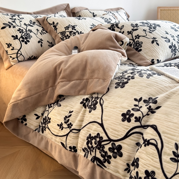 91家纺网 家纺一手货源 找家纺 九花鹿 2025新款宽边雕花绒牛奶绒四件套 宽边雕花-悠然花朵