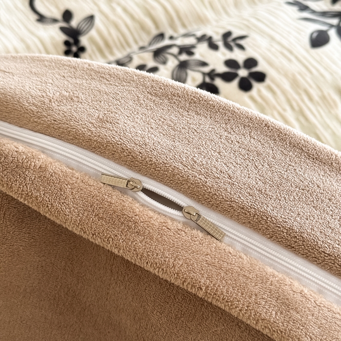 91家纺网 家纺一手货源 找家纺 九花鹿 2025新款宽边雕花绒牛奶绒四件套 宽边雕花-悠然花朵