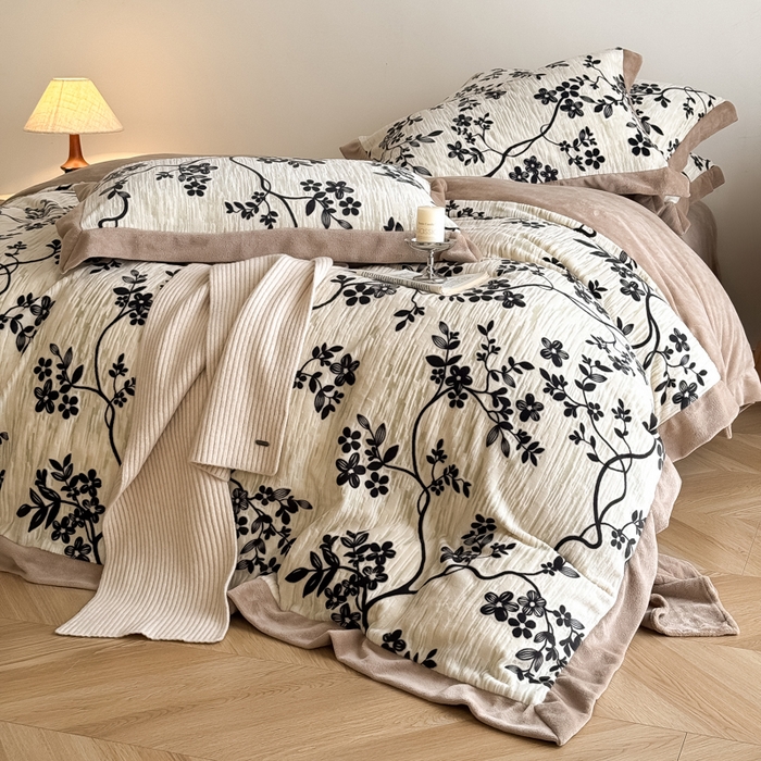 91家纺网 家纺一手货源 找家纺 九花鹿 2025新款宽边雕花绒牛奶绒四件套 宽边雕花-悠然花朵