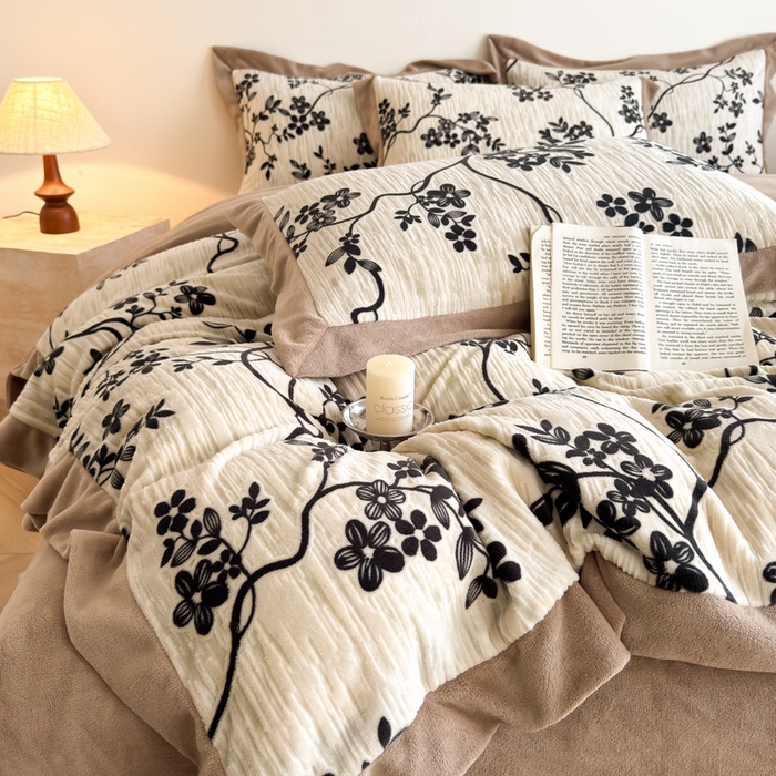 91家纺网 家纺一手货源 找家纺 九花鹿 2025新款宽边雕花绒牛奶绒四件套 宽边雕花-悠然花朵