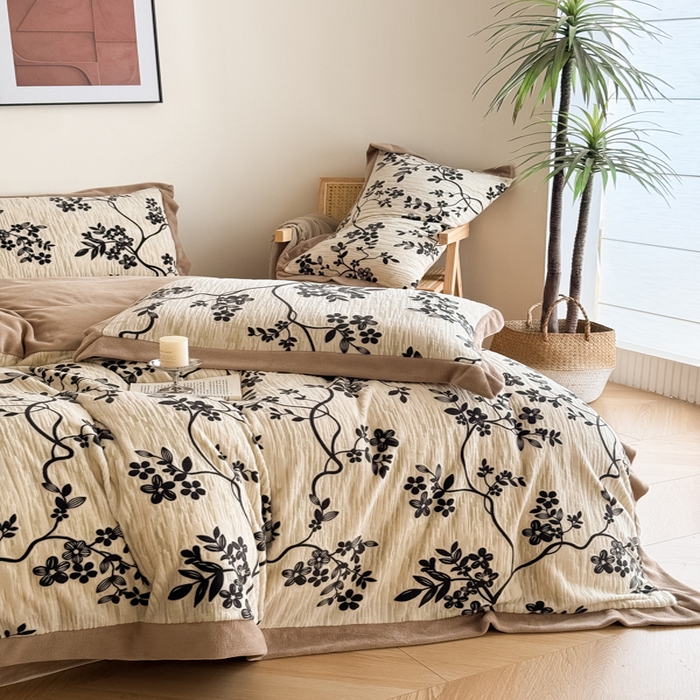 91家纺网 家纺一手货源 找家纺 九花鹿 2025新款宽边雕花绒牛奶绒四件套 宽边雕花-悠然花朵