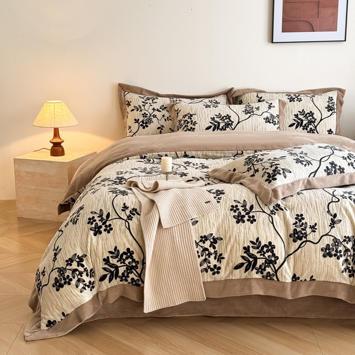 91家纺网 家纺一手货源 找家纺 九花鹿 2025新款宽边雕花绒牛奶绒四件套 宽边雕花-悠然花朵