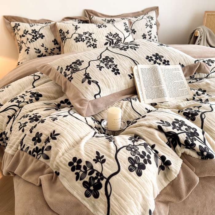 91家纺网 家纺一手货源 找家纺 九花鹿 2025新款宽边雕花绒牛奶绒四件套 宽边雕花-悠然花朵