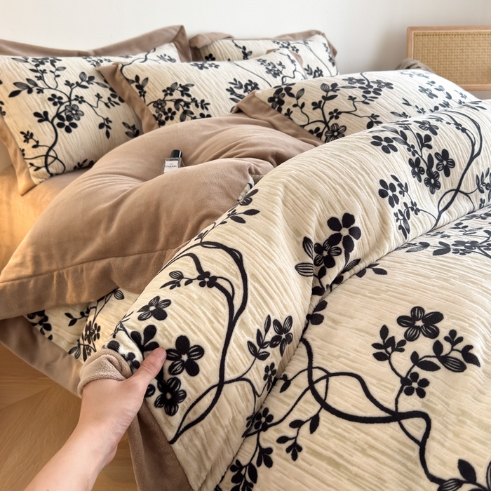 91家纺网 家纺一手货源 找家纺 九花鹿 2025新款宽边雕花绒牛奶绒四件套 宽边雕花-悠然花朵