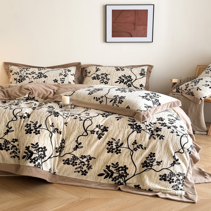 91家纺网 家纺一手货源 找家纺 九花鹿 2025新款宽边雕花绒牛奶绒四件套 宽边雕花-悠然花朵