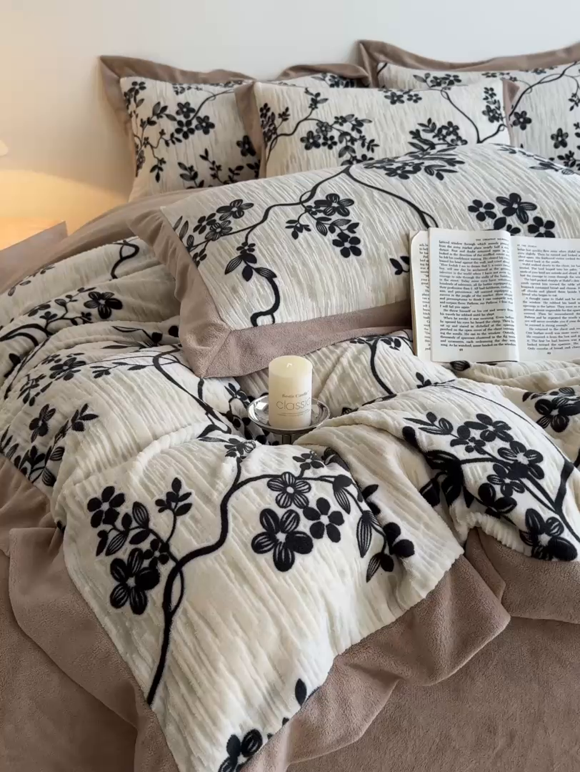 91家纺网 家纺一手货源 找家纺 九花鹿 2025新款宽边雕花绒牛奶绒四件套 宽边雕花-悠然花朵