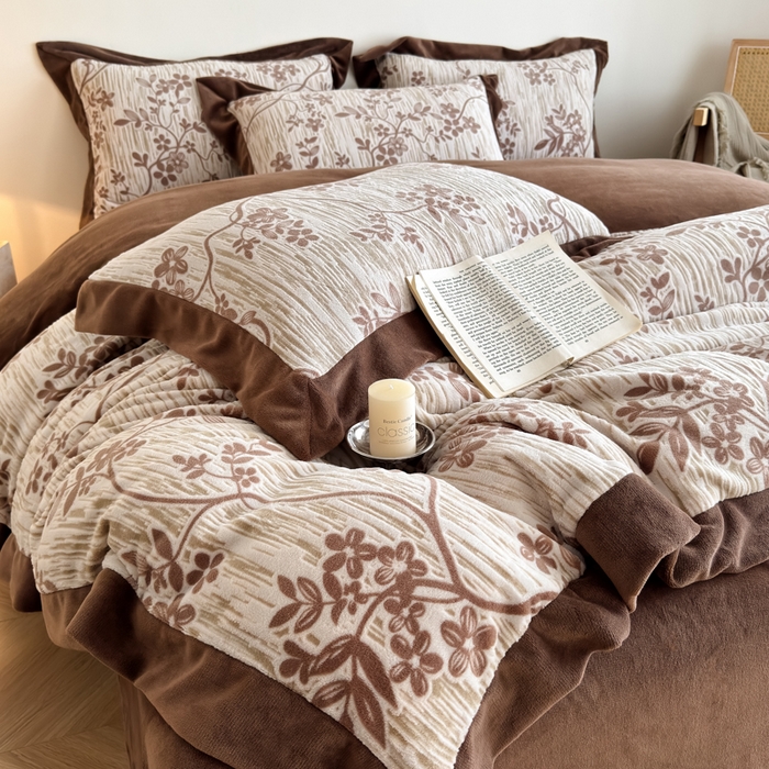 91家纺网 家纺一手货源 找家纺 九花鹿 2025新款宽边雕花绒牛奶绒四件套 宽边雕花-悠然花朵(奶咖）