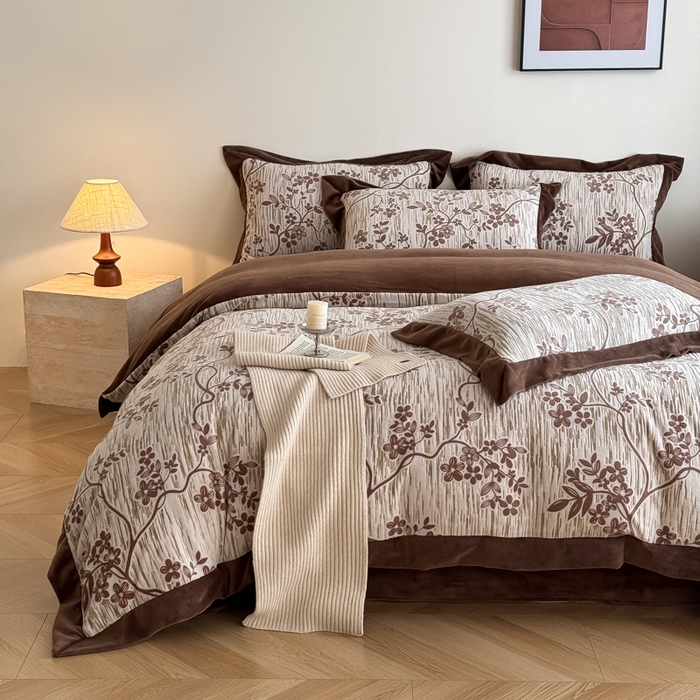 91家纺网 家纺一手货源 找家纺 九花鹿 2025新款宽边雕花绒牛奶绒四件套 宽边雕花-悠然花朵(奶咖）