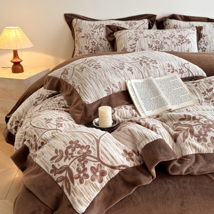 91家纺网 家纺一手货源 找家纺 九花鹿 2025新款宽边雕花绒牛奶绒四件套 宽边雕花-悠然花朵(奶咖）