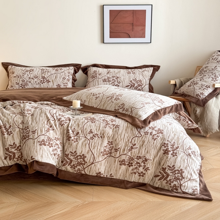 91家纺网 家纺一手货源 找家纺 九花鹿 2025新款宽边雕花绒牛奶绒四件套 宽边雕花-悠然花朵(奶咖）