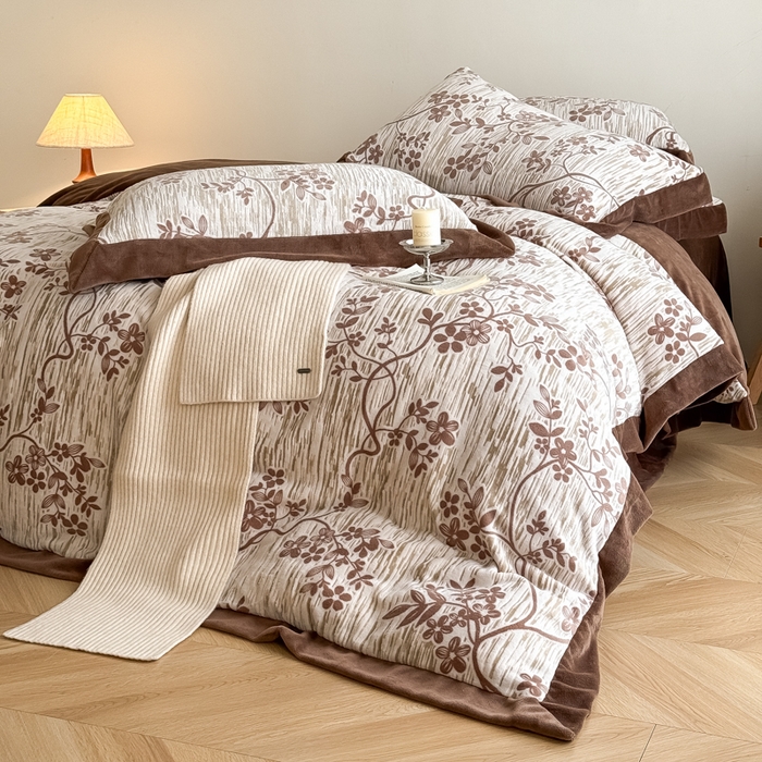 91家纺网 家纺一手货源 找家纺 九花鹿 2025新款宽边雕花绒牛奶绒四件套 宽边雕花-悠然花朵(奶咖）