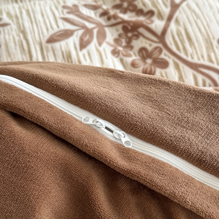 91家纺网 家纺一手货源 找家纺 九花鹿 2025新款宽边雕花绒牛奶绒四件套 宽边雕花-悠然花朵(奶咖）