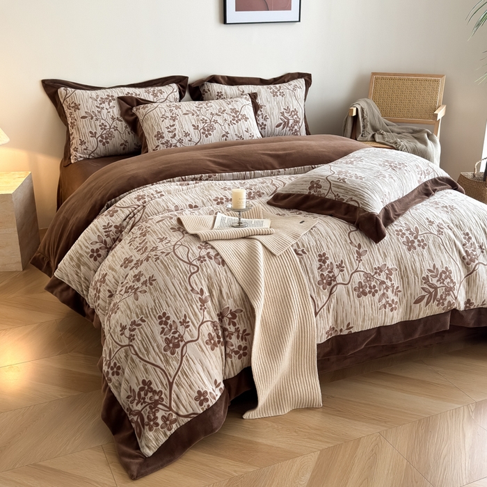 91家纺网 家纺一手货源 找家纺 九花鹿 2025新款宽边雕花绒牛奶绒四件套 宽边雕花-悠然花朵(奶咖）