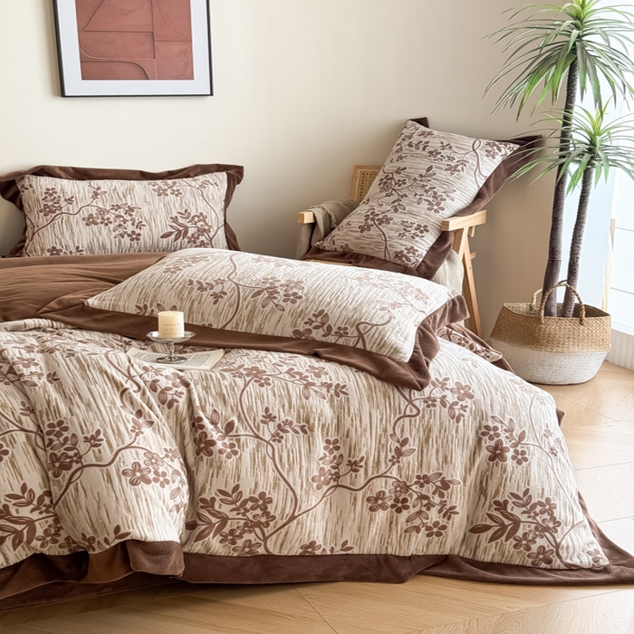 91家纺网 家纺一手货源 找家纺 九花鹿 2025新款宽边雕花绒牛奶绒四件套 宽边雕花-悠然花朵(奶咖）