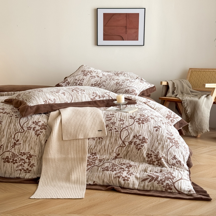 91家纺网 家纺一手货源 找家纺 九花鹿 2025新款宽边雕花绒牛奶绒四件套 宽边雕花-悠然花朵(奶咖）