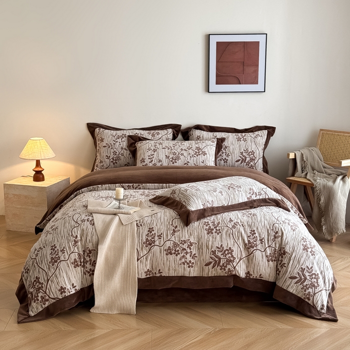 91家纺网 家纺一手货源 找家纺 九花鹿 2025新款宽边雕花绒牛奶绒四件套 宽边雕花-悠然花朵(奶咖）