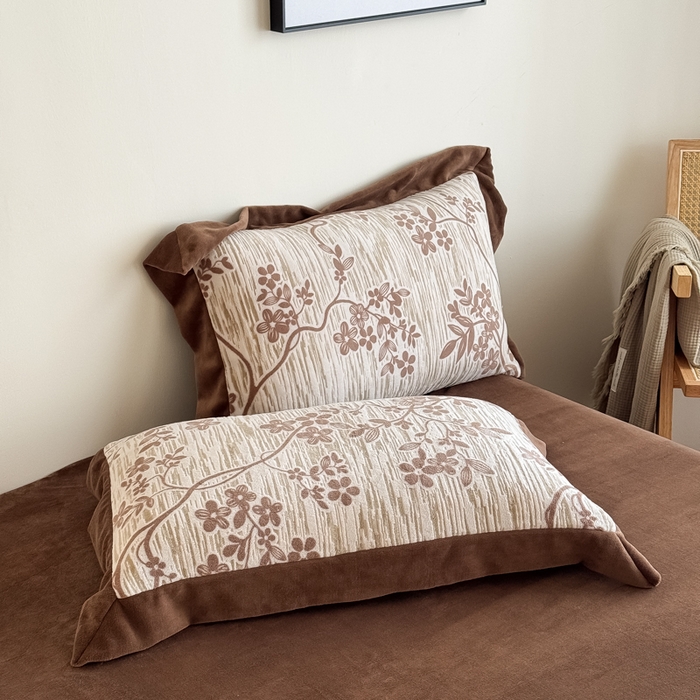 91家纺网 家纺一手货源 找家纺 九花鹿 2025新款宽边雕花绒牛奶绒四件套 宽边雕花-悠然花朵(奶咖）