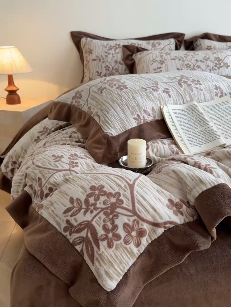 91家纺网 家纺一手货源 找家纺 九花鹿 2025新款宽边雕花绒牛奶绒四件套 宽边雕花-悠然花朵(奶咖）