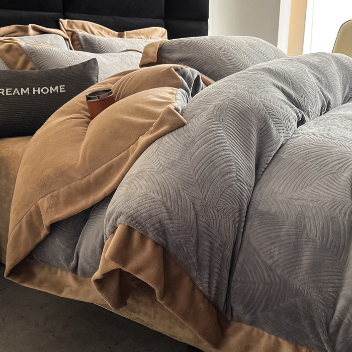 九花鹿 2025新款宽边雕花绒牛奶绒四件套 宽边-枫叶高级灰拼奶咖