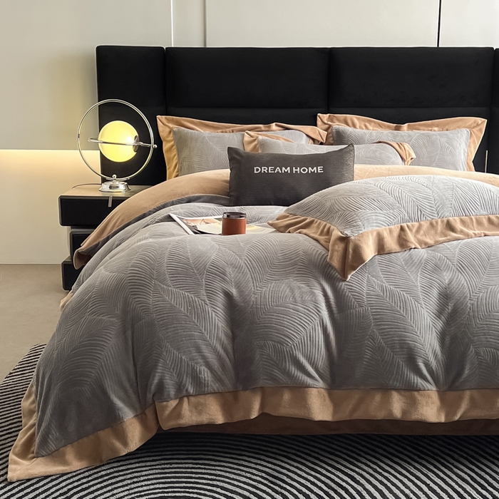 91家纺网 家纺一手货源 找家纺 九花鹿 2025新款宽边雕花绒牛奶绒四件套 宽边-枫叶高级灰拼奶咖