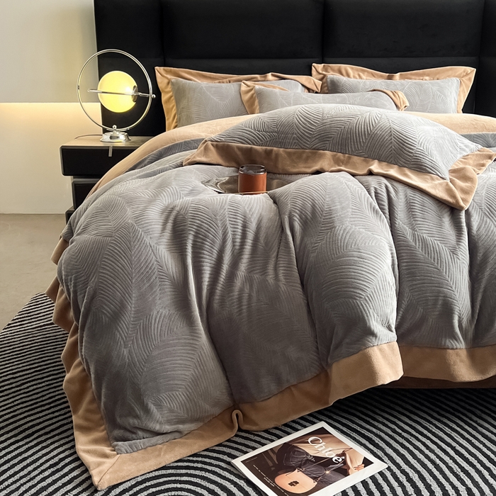 91家纺网 家纺一手货源 找家纺 九花鹿 2025新款宽边雕花绒牛奶绒四件套 宽边-枫叶高级灰拼奶咖