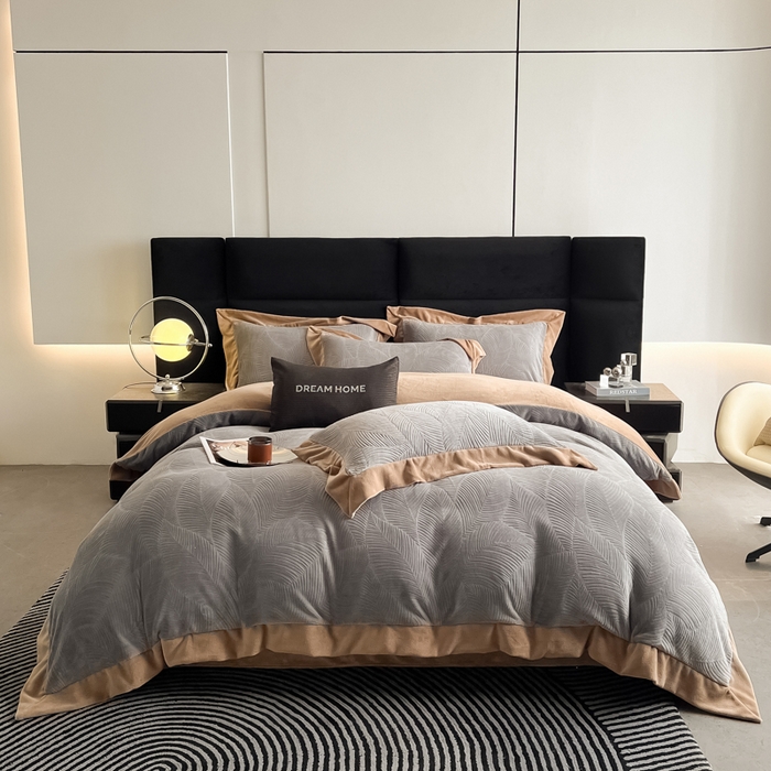 91家纺网 家纺一手货源 找家纺 九花鹿 2025新款宽边雕花绒牛奶绒四件套 宽边-枫叶高级灰拼奶咖