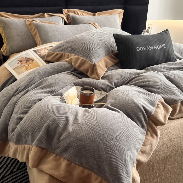 91家纺网 家纺一手货源 找家纺 九花鹿 2025新款宽边雕花绒牛奶绒四件套 宽边-枫叶高级灰拼奶咖