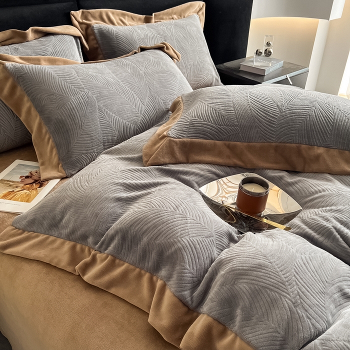 91家纺网 家纺一手货源 找家纺 九花鹿 2025新款宽边雕花绒牛奶绒四件套 宽边-枫叶高级灰拼奶咖