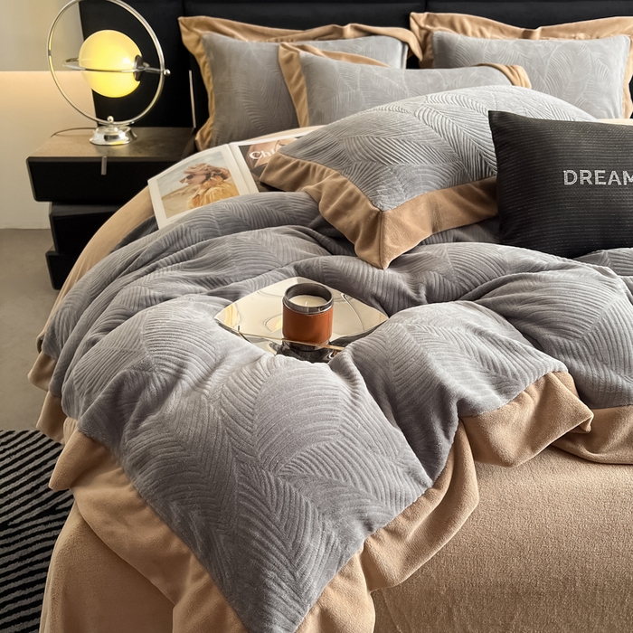 91家纺网 家纺一手货源 找家纺 九花鹿 2025新款宽边雕花绒牛奶绒四件套 宽边-枫叶高级灰拼奶咖