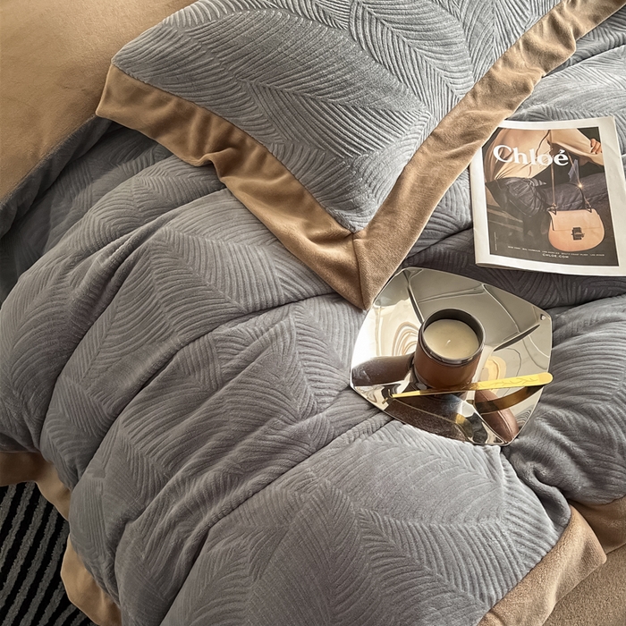 91家纺网 家纺一手货源 找家纺 九花鹿 2025新款宽边雕花绒牛奶绒四件套 宽边-枫叶高级灰拼奶咖