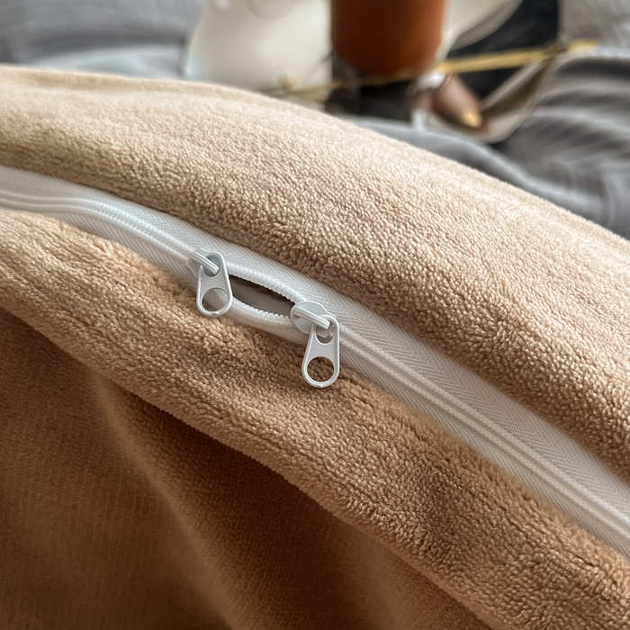 91家纺网 家纺一手货源 找家纺 九花鹿 2025新款宽边雕花绒牛奶绒四件套 宽边-枫叶高级灰拼奶咖