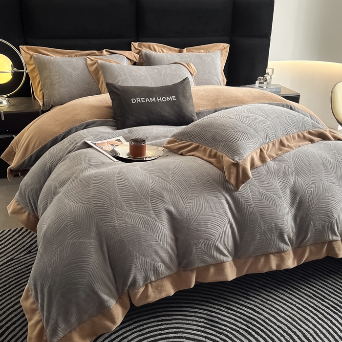 91家纺网 家纺一手货源 找家纺 九花鹿 2025新款宽边雕花绒牛奶绒四件套 宽边-枫叶高级灰拼奶咖