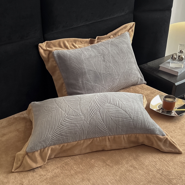 91家纺网 家纺一手货源 找家纺 九花鹿 2025新款宽边雕花绒牛奶绒四件套 宽边-枫叶高级灰拼奶咖