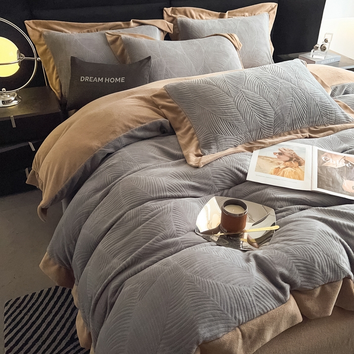 91家纺网 家纺一手货源 找家纺 九花鹿 2025新款宽边雕花绒牛奶绒四件套 宽边-枫叶高级灰拼奶咖