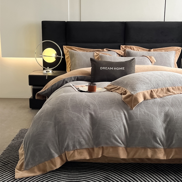 91家纺网 家纺一手货源 找家纺 九花鹿 2025新款宽边雕花绒牛奶绒四件套 宽边-枫叶高级灰拼奶咖