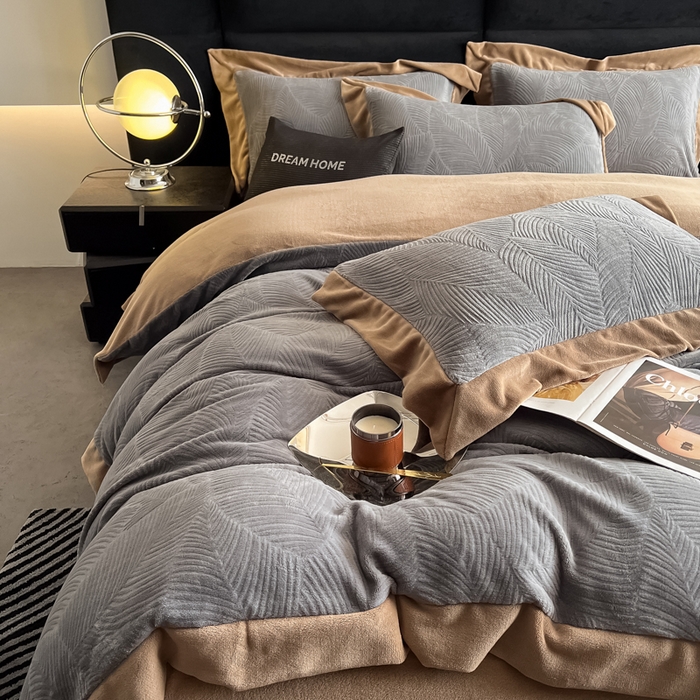 91家纺网 家纺一手货源 找家纺 九花鹿 2025新款宽边雕花绒牛奶绒四件套 宽边-枫叶高级灰拼奶咖