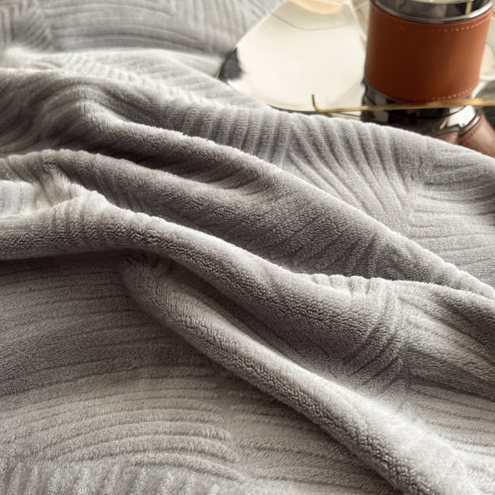 91家纺网 家纺一手货源 找家纺 九花鹿 2025新款宽边雕花绒牛奶绒四件套 宽边-枫叶高级灰拼奶咖