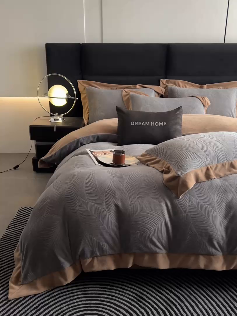 91家纺网 家纺一手货源 找家纺 九花鹿 2025新款宽边雕花绒牛奶绒四件套 宽边-枫叶高级灰拼奶咖