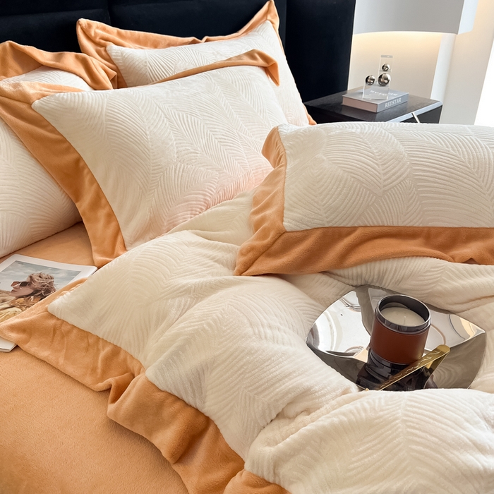 91家纺网 家纺一手货源 找家纺 九花鹿 2025新款宽边雕花绒牛奶绒四件套 宽边-枫叶奶白拼杏黄