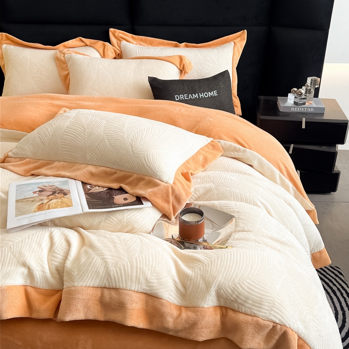 91家纺网 家纺一手货源 找家纺 九花鹿 2025新款宽边雕花绒牛奶绒四件套 宽边-枫叶奶白拼杏黄