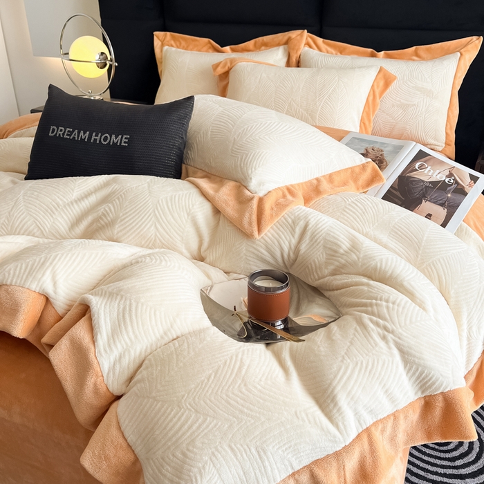 91家纺网 家纺一手货源 找家纺 九花鹿 2025新款宽边雕花绒牛奶绒四件套 宽边-枫叶奶白拼杏黄