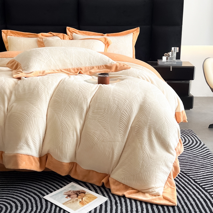 91家纺网 家纺一手货源 找家纺 九花鹿 2025新款宽边雕花绒牛奶绒四件套 宽边-枫叶奶白拼杏黄