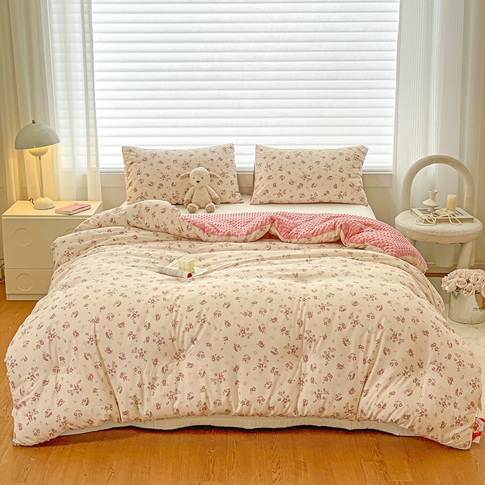 91家纺网 家纺一手货源 找家纺 丫丫家纺 2025新款云感木棉皱皱纱被子豆豆绒大豆被冬被被芯春秋豆豆被 爱玲说- 红