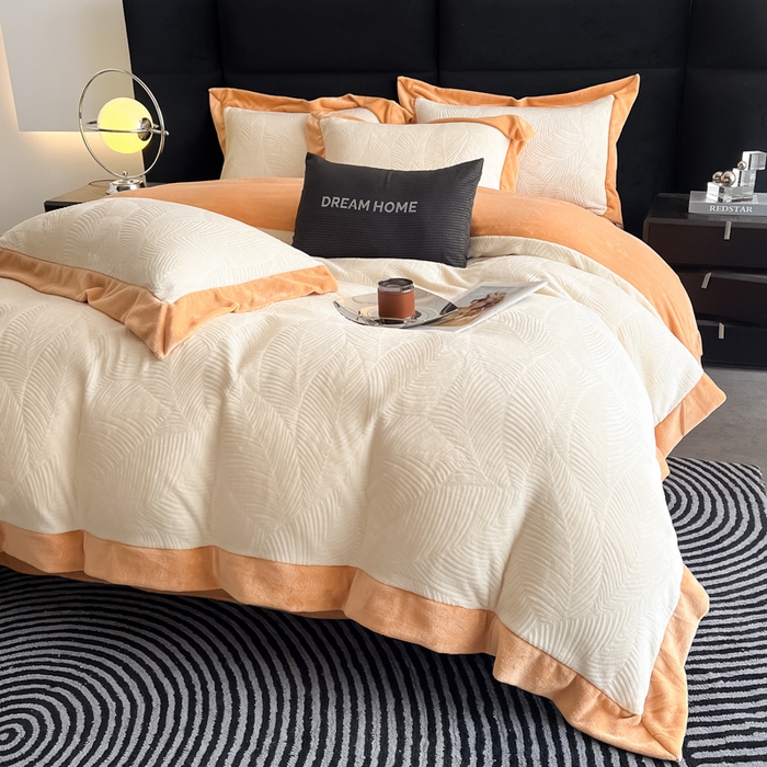 91家纺网 家纺一手货源 找家纺 九花鹿 2025新款宽边雕花绒牛奶绒四件套 宽边-枫叶奶白拼杏黄