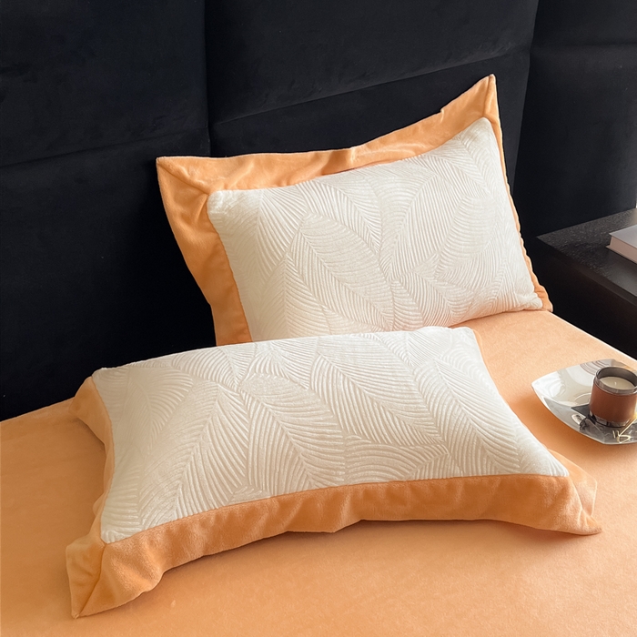 91家纺网 家纺一手货源 找家纺 九花鹿 2025新款宽边雕花绒牛奶绒四件套 宽边-枫叶奶白拼杏黄