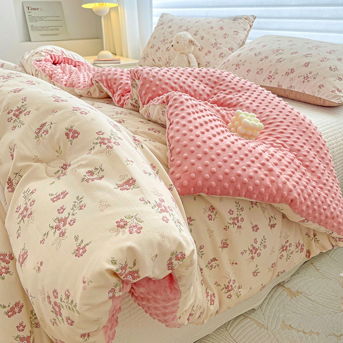 91家纺网 家纺一手货源 找家纺 丫丫家纺 2025新款云感木棉皱皱纱被子豆豆绒大豆被冬被被芯春秋豆豆被 爱玲说- 红