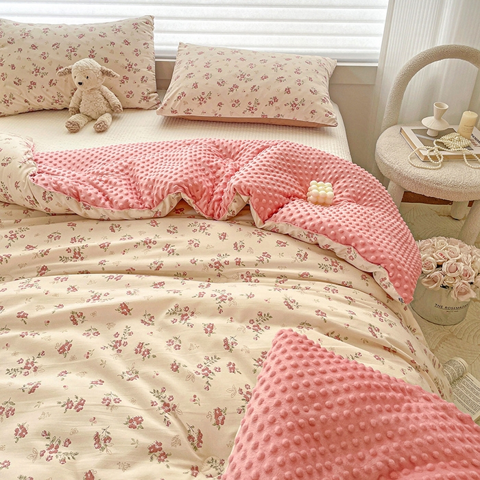 91家纺网 家纺一手货源 找家纺 丫丫家纺 2025新款云感木棉皱皱纱被子豆豆绒大豆被冬被被芯春秋豆豆被 爱玲说- 红