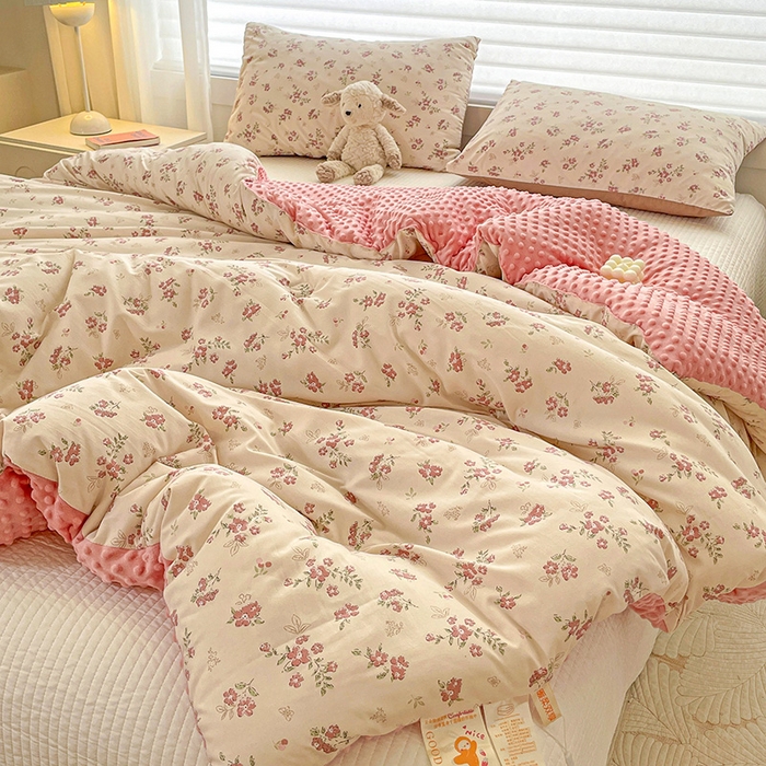 91家纺网 家纺一手货源 找家纺 丫丫家纺 2025新款云感木棉皱皱纱被子豆豆绒大豆被冬被被芯春秋豆豆被 爱玲说- 红