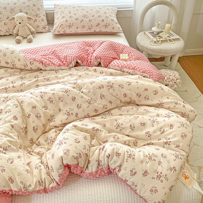 91家纺网 家纺一手货源 找家纺 丫丫家纺 2025新款云感木棉皱皱纱被子豆豆绒大豆被冬被被芯春秋豆豆被 爱玲说- 红